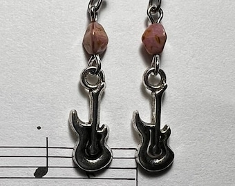 Piccoli orecchini a forma di chitarra elettrica