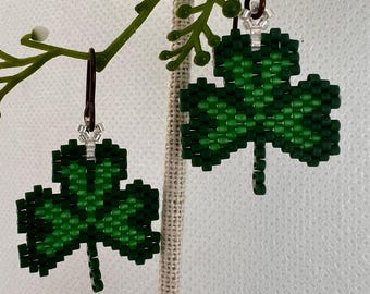 Orecchini a forma di trifoglio con perline