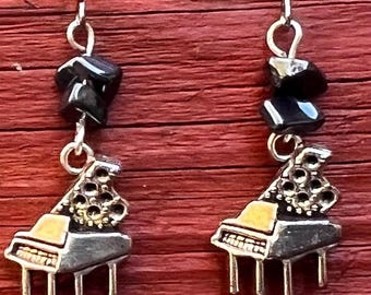 Orecchini in ematite a forma di pianoforte a coda