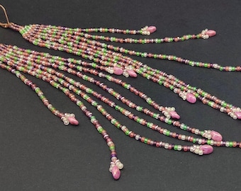 Orecchini con frange di perline e raschietto rosa per le spalle