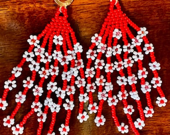 Orecchini con frange a catena di margherite