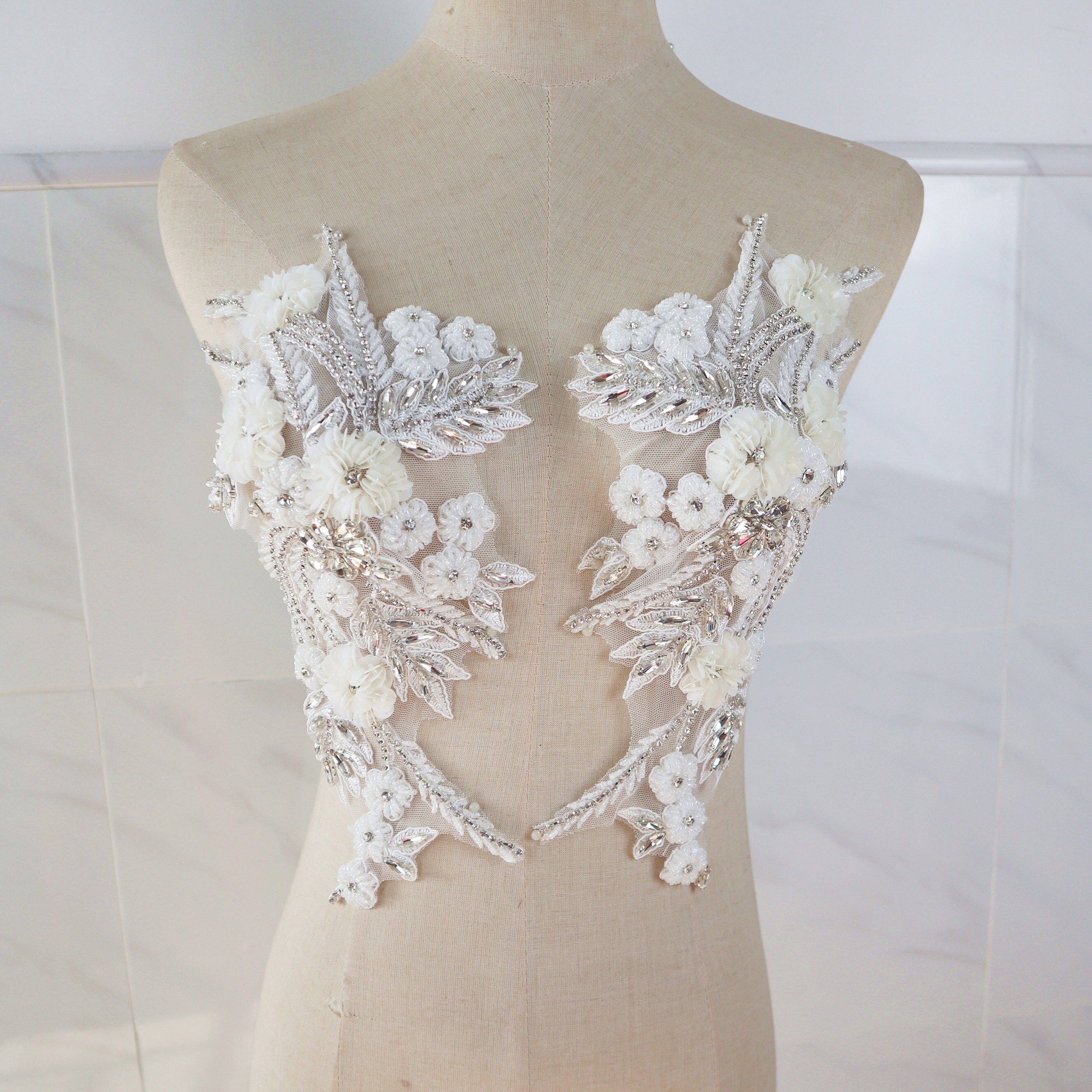 apliques de strass branco prateado, apliques de corpete de colarinho de ombro com contas de flores artesanais, acessórios para cabeça de faixa de noiva