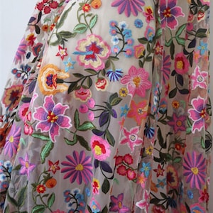 Bunt gestickte Blumenspitze, Schmetterlinge, gestickte Spitze