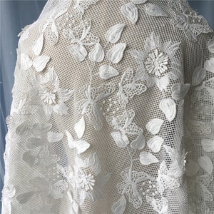 Nuevo diseño de tela de encaje floral festoneado de color blanco marfil, tela de encaje bordada ahuecada cortada a medida, tela de encaje nupcial