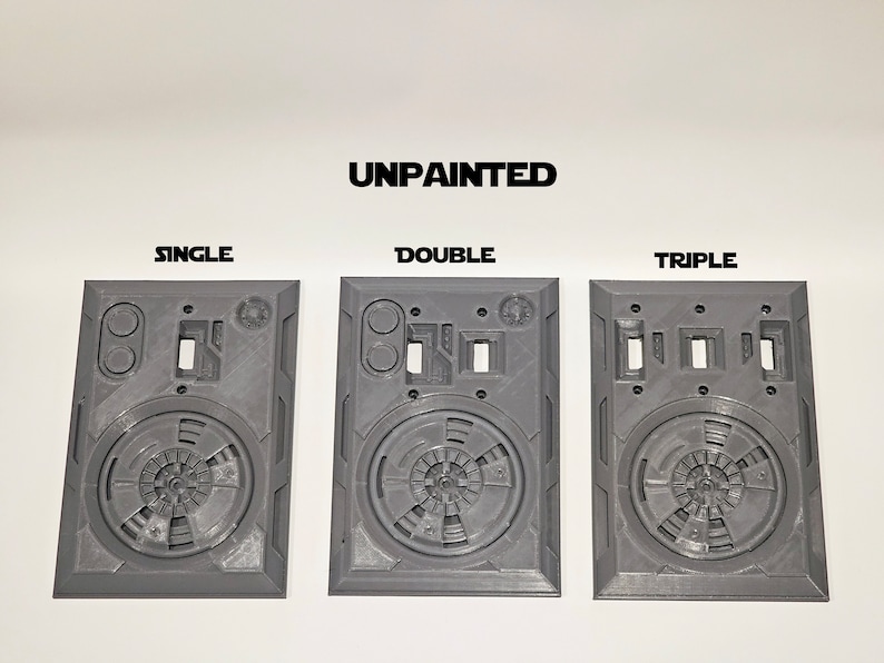 Pode incluir: Tr&ecirc;s placas de parede n&atilde;o pintadas com diferentes n&uacute;meros de interruptores. As placas s&atilde;o cinzas e t&ecirc;m um design circular no centro. O texto "SINGLE", "DOUBLE" e "TRIPLE" est&aacute; impresso acima de cada placa.