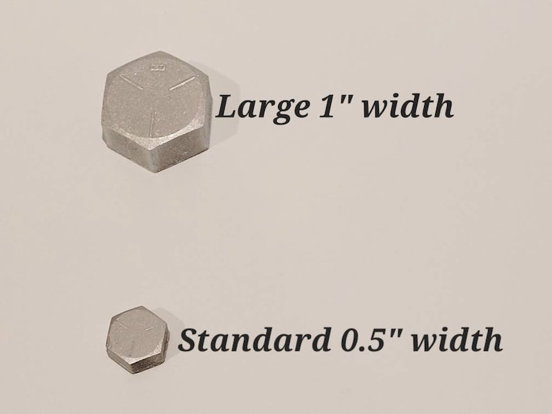 K&ouml;nnte beinhalten: Zwei silberfarbene, sechseckige Objekte werden gezeigt. Das gr&ouml;&szlig;ere ist mit "Large 1" width" beschriftet. Das kleinere Objekt ist mit "Standard 0.5" width" beschriftet. Die Objekte sind wahrscheinlich aus Metall und haben eine matte Oberfl&auml;che. 1" sind etwa 2,5 cm.