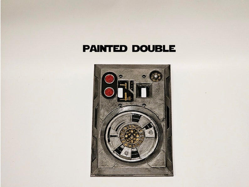 Pode incluir: Um painel de metal pintado com um mostrador circular, dois bot&otilde;es vermelhos e o texto "PAINTED DOUBLE".