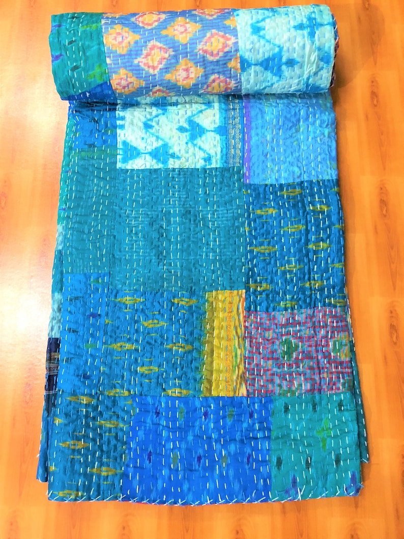 Handgjort lapptäcke i siden med Patola-motiv, Kantha-täcke i queen size-storlek bild 3