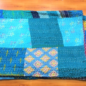 Handgjort lapptäcke i siden med Patola-motiv, Kantha-täcke i queen size-storlek bild 2