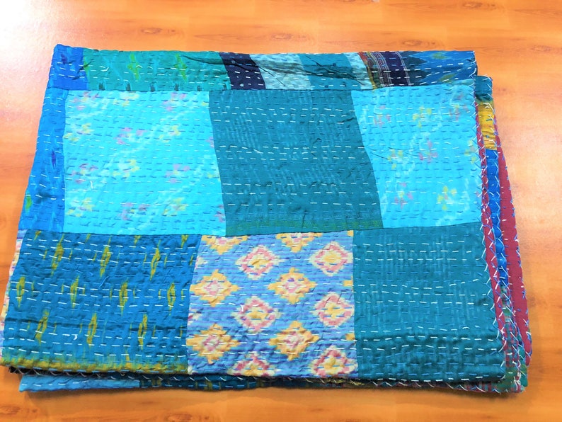 Handgjort lapptäcke i siden med Patola-motiv, Kantha-täcke i queen size-storlek bild 2