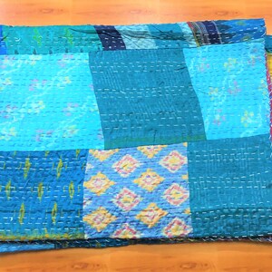 Handgjort lapptäcke i siden med Patola-motiv, Kantha-täcke i queen size-storlek bild 1
