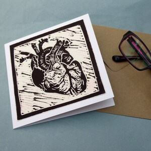 Cartão de saudações de coração em preto - linogravura original - baseado em ilustração médica vitoriana - anatomia - amor real realista - impresso à mão