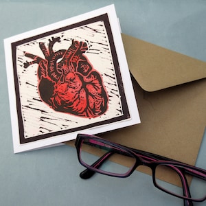 Tarjeta de felicitación del corazón roja y negra - linograbado original - basado en ilustración médica victoriana - anatomía - amor real realista - impreso a mano
