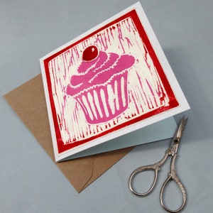 Pink Cupcake Grußkarte - Original Linolschnitt - Erdbeer Cupcake mit roter Kirsche obenauf - handgedruckt - Kunstdruck