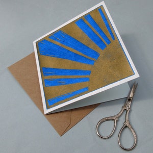 Sunburst de style art déco en or sur fond bleu ciel - carte de voeux - linogravure originale - starburst - rayons de soleil - imprimé à la main - tirage d'art