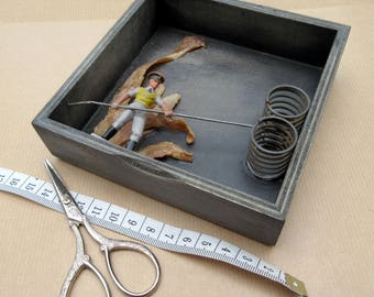 all in a day es work - Miniatur Assemblage, Original Einzelstück, Box mit Fundstücken 3D, Vintage Zookeeper SpielzeugFigur, Surrealismus