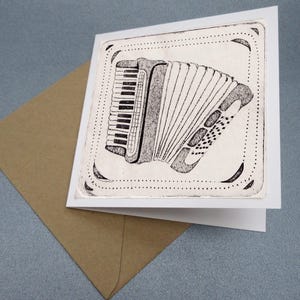 Cartão de felicitações em formato de acordeão e piano - perfeito para acordeonistas! Arte feita à mão, impressão original em talhe-doce, deixe em branco para sua mensagem.