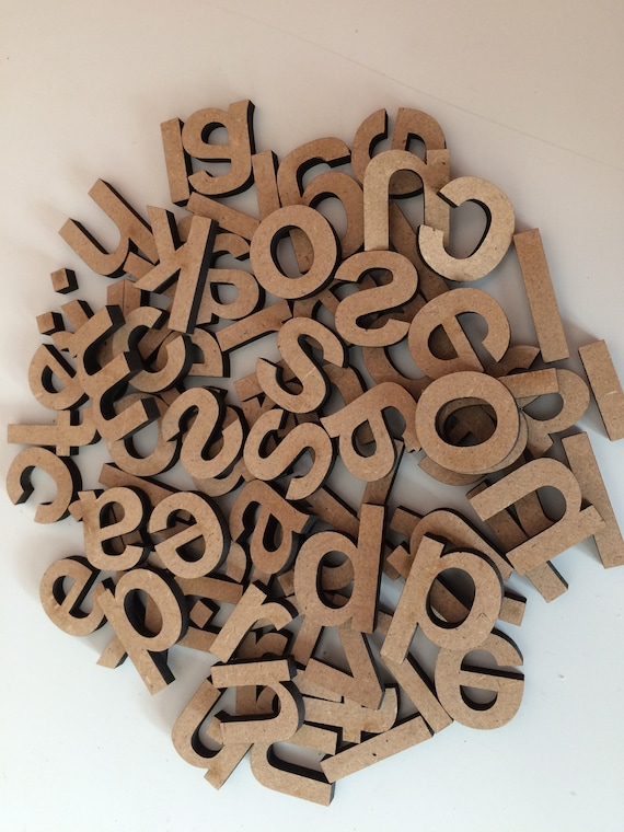 van 100 kleine houten letters. letters om te - Etsy België