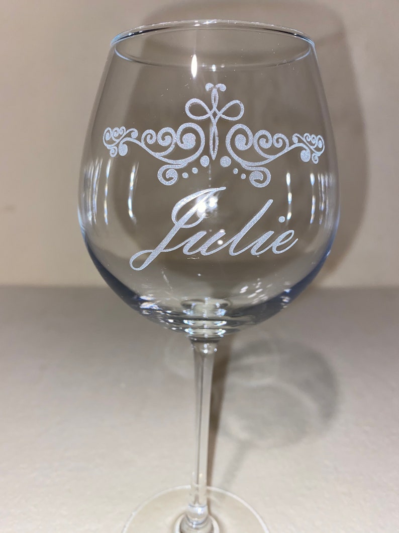 Verre a vin personnalisé avec gravure. Cadeau de mariage, baptême