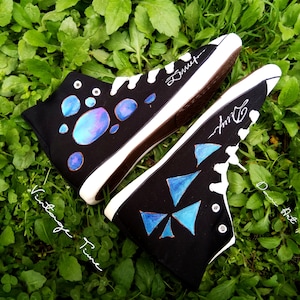 Sneakers in black and blue