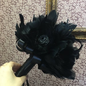 Ramo negro de boda,Ramo de novia,Ramo de plumas,Boda vintage,Estilo Gatsby Chic,Boutonnière de plumas,Ramo con rosas de raso