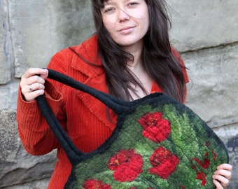 Gefilzte Umhängetasche ein Wiesenmotiv, Filzhandtasche mit Blumen, Wollbeutel zum Filzen, einzigartiges Filzgeschenk für Frau, schwarz