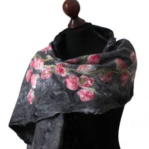 Felted scarf on silk fibers silk laps, shawl in shades of dark gray with pink flowers, felt and silk shawl, felted scarves for women zdjęcie 2