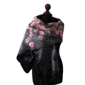 Felted scarf on silk fibers silk laps, shawl in shades of dark gray with pink flowers, felt and silk shawl, felted scarves for women zdjęcie 1