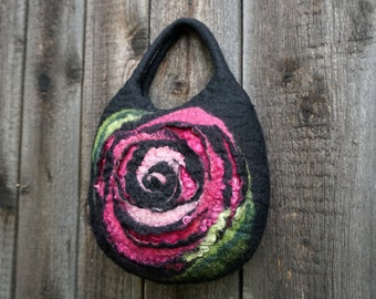 Kleine Filzhandtasche, gefilzte Tasche mit einer 3D-Rosenblume, Handtasche, handgemachtes Filzgeschenk für Frauen, sofort versandfertig, schwarze, rosa, grüne Tasche