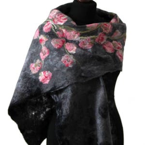 Felted scarf on silk fibers silk laps, shawl in shades of dark gray with pink flowers, felt and silk shawl, felted scarves for women zdjęcie 4