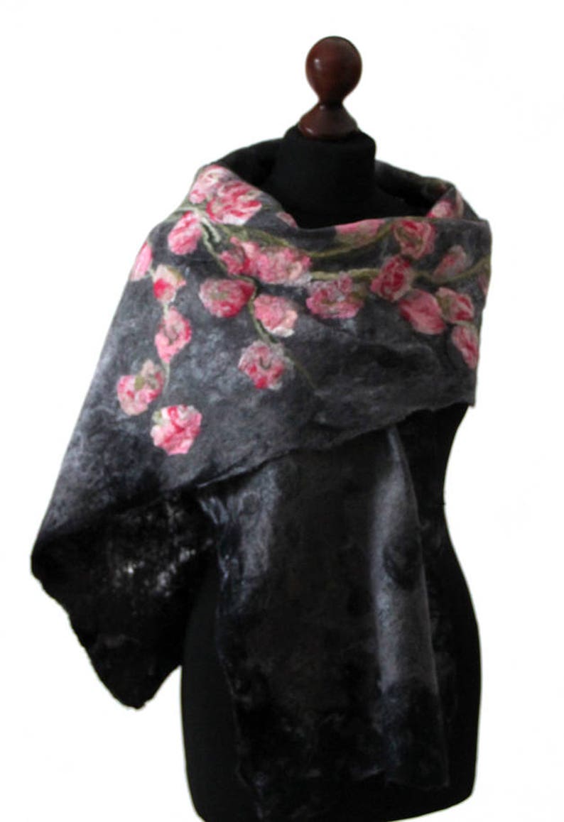 Felted scarf on silk fibers silk laps, shawl in shades of dark gray with pink flowers, felt and silk shawl, felted scarves for women zdjęcie 4