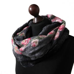 Écharpe feutrée sur fibres de soie tours en soie, châle dans des tons de gris foncé avec des fleurs roses, châle en feutre et en soie, écharpes feutrées pour femmes image 3