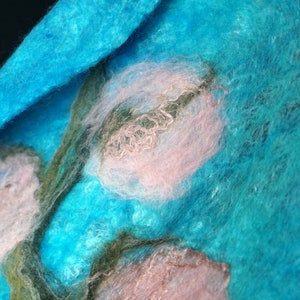 Felted scarf on loosely arranged silk fibers silk laps, shawl in shades of turquoise with flowers, felting shawl, felt scarves for women zdjęcie 5