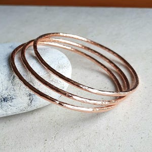 Bracelet jonc bohème en cuivre martelé ~ Bracelet à empiler texturé marteau fait main ~ Bijoux en cuivre brut ~ Cadeau du 7e anniversaire ~ Seul ou lot de 3