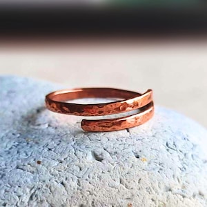 Slim Hammered Copper Band Ring ~ Textured Copper Wrap Ring ~ Pure Copper Midi Ring ~ Adjustable Spiral Thumb Ring ~ 7th Anniversary Gift