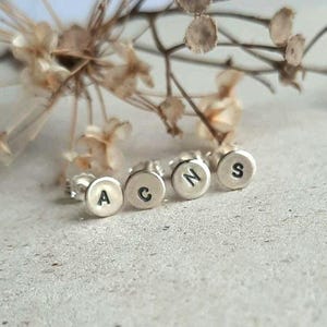 Boucle d'oreille unique en argent sterling avec lettre initiale - Petites boucles d'oreilles initiales estampées à la main - Clous de l'alphabet minimaliste - Cadeau pour lui ou elle