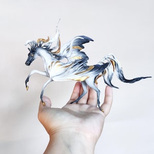 Weißer Pegasus handgemachte Figur. Pegasus Figur Statuette. Pferd. OOAK Skulptur. Geflügelte Kreatur. Figur Pegas. Fantasie Tier