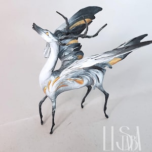 Peryton-figur. Original elegant fantasiskulptur av bevingad hjort handgjord. OOAK-skulptur, bevingad varelse, statyett, fantasidjur.
