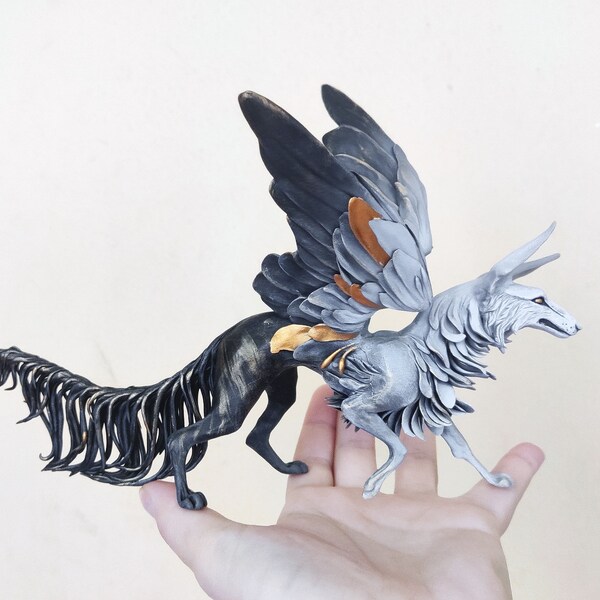 Origineel elegant engelwolf handgemaakt beeldje. OOAK-sculptuur. Gevleugeld schepselbeeldje Simuran. Kunstpop Speelgoed Fantasiedier.