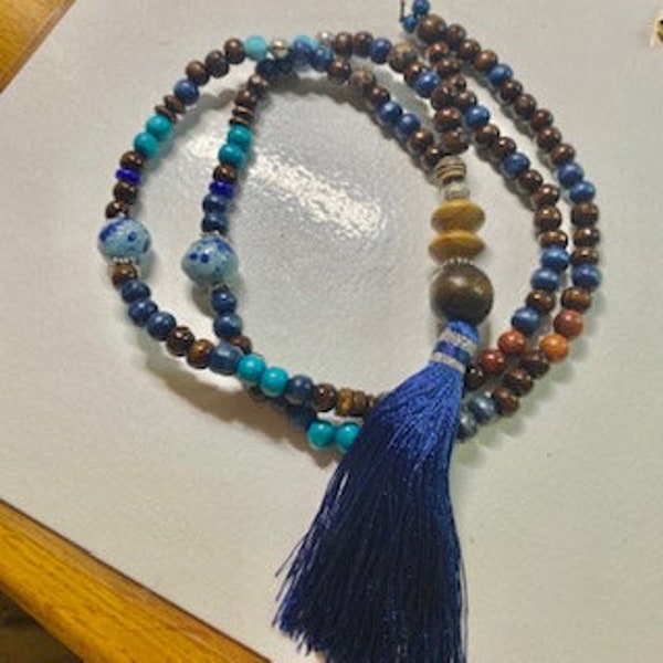 COLLIER MALA pompon bleu + une bague ou BO offerte