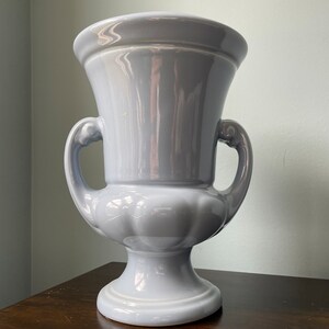 Vintage Abingdon Trophy Vase with Handles in Cream Vintage Abingdon Trophy Vase with Handles in Cream