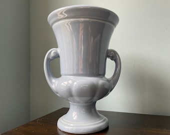 Vintage Abingdon Trophy Vase with Handles in Mauve Vintage Abingdon Trophy Vase with Handles in Mauve