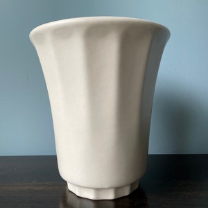 Vintage Haeger Pottery Vase Pedestal Footed Fluted Flared Cream Ivory White Matte image 6