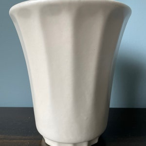 Vintage Haeger Pottery Vase Pedestal Footed Fluted Flared Cream Ivory White Matte image 3