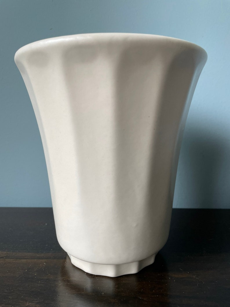 Vintage Haeger Pottery Vase Pedestal Footed Fluted Flared Cream Ivory White Matte image 3