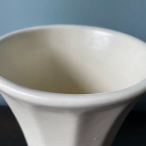 Vintage Haeger Pottery Vase Pedestal Footed Fluted Flared Cream Ivory White Matte image 7
