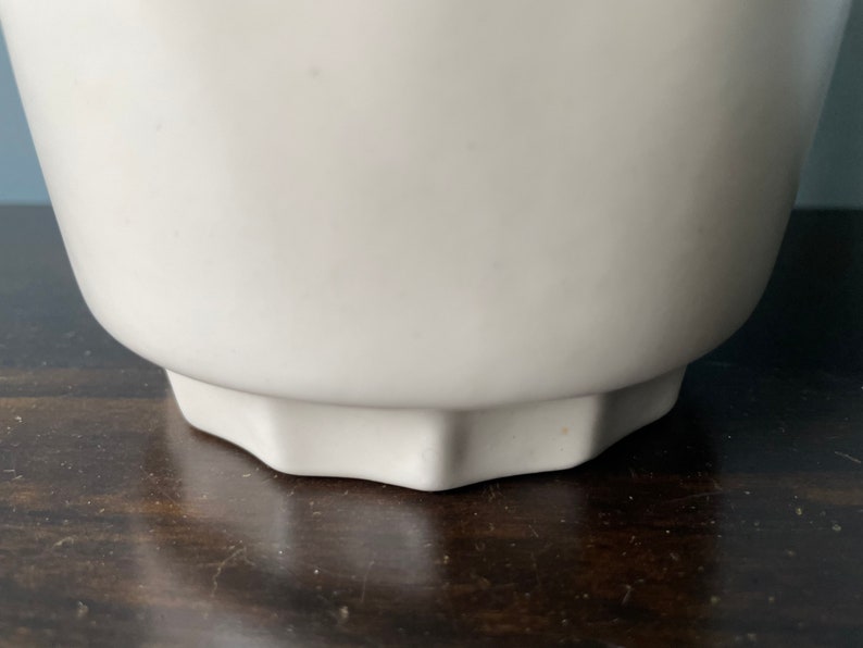 Vintage Haeger Pottery Vase Pedestal Footed Fluted Flared Cream Ivory White Matte image 8