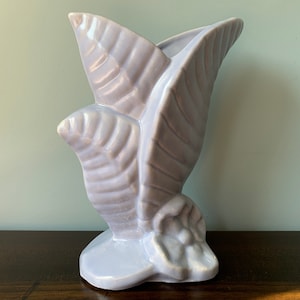 Vintage Rumrill Pottery USA Vase H67 Flowers Palm Fronds Leaves Fern Purple Gonder