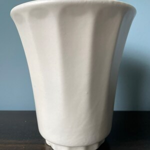 Vintage Haeger Pottery Vase Pedestal Footed Fluted Flared Cream Ivory White Matte image 4