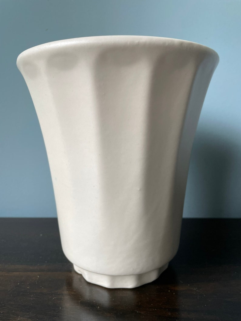 Vintage Haeger Pottery Vase Pedestal Footed Fluted Flared Cream Ivory White Matte image 4